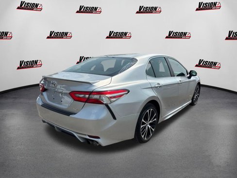 Used 2018 Toyota Camry SE image 5