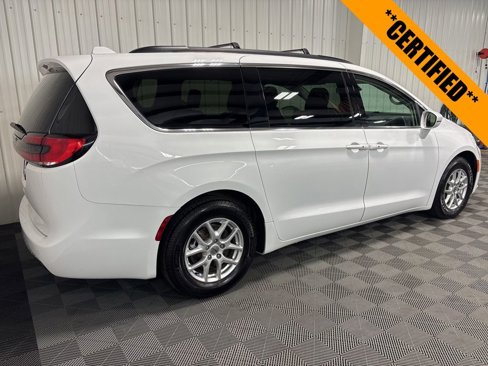 Certified 2022 Chrysler Pacifica Touring-L image 4