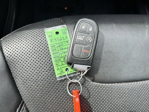 Used 2019 Jeep Cherokee Limited image 23