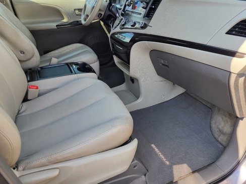 Used 2011 Toyota Sienna LE image 18