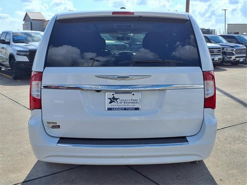 Used 2016 Chrysler Town & Country Touring image 27