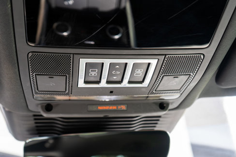 Used 2021 Land Rover Discovery S R-Dynamic image 35