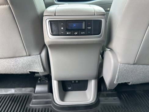 Used 2018 Toyota Highlander XLE image 16