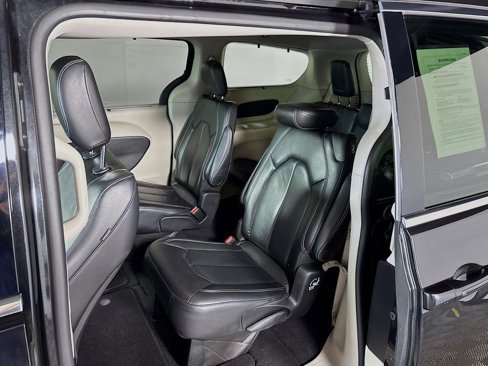 Used 2022 Chrysler Pacifica Touring-L image 18