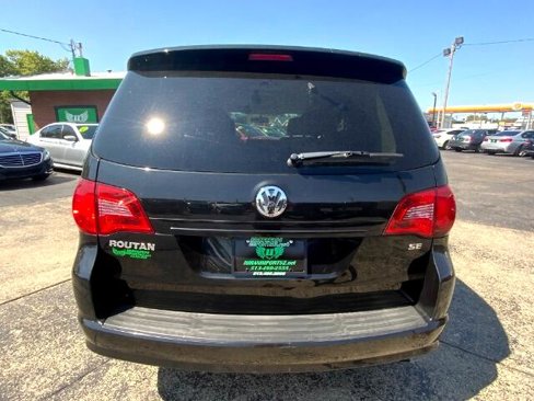Used 2013 Volkswagen Routan SE image 4