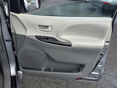 Used 2013 Toyota Sienna LE image 11