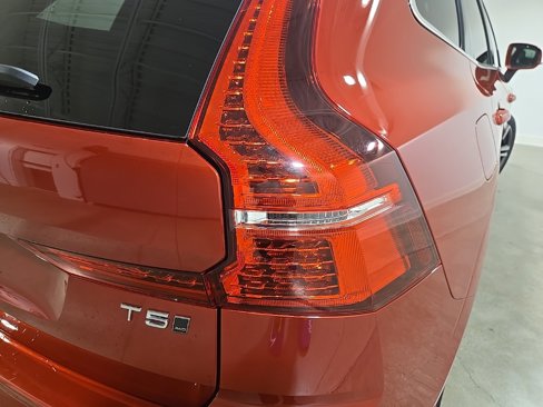 Used 2021 Volvo XC60 T5 Momentum w/ Climate Package image 9