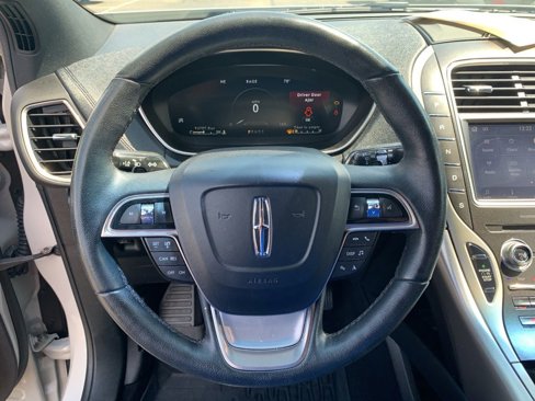 Used 2019 Lincoln Nautilus Premier image 28