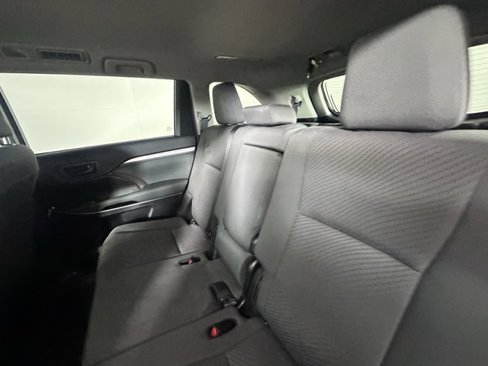 Used 2018 Toyota Highlander LE image 15