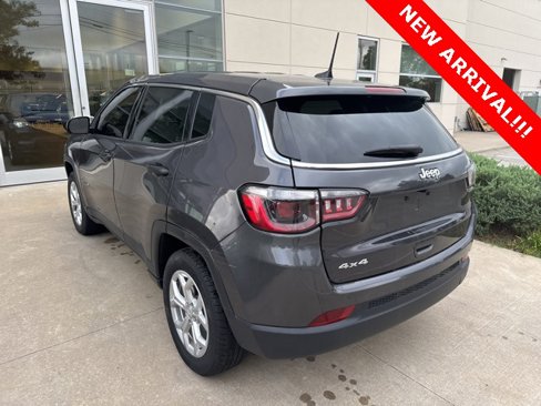Used 2024 Jeep Compass Sport image 6
