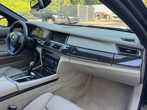 Used 2013 BMW 750i xDrive image 31