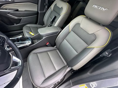 Used 2025 Chevrolet Trax ACTIV w/ Sunroof Package image 16