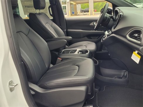 New 2025 Chrysler Voyager LX image 18