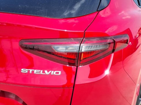 Used 2022 Alfa Romeo Stelvio Veloce image 12