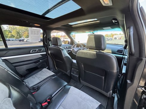 Used 2017 Ford Explorer XLT w/ XLT Technology Feature Bundle image 13