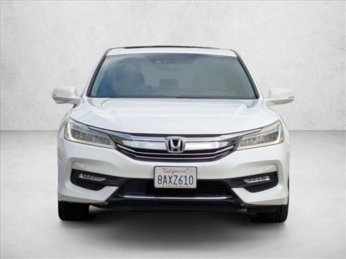 Used 2017 Honda Accord Touring image 2