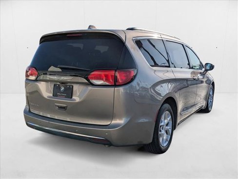 Used 2017 Chrysler Pacifica Touring-L image 5