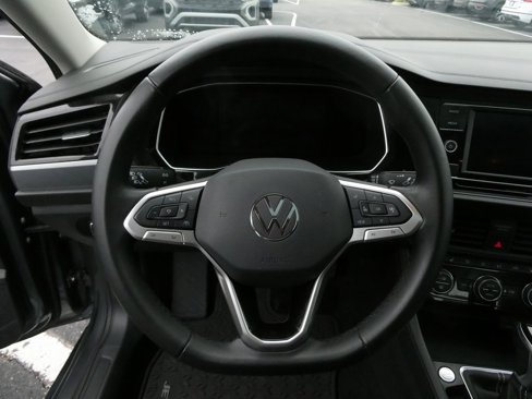 Used 2022 Volkswagen Jetta SE image 4