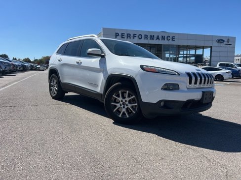 Used 2018 Jeep Cherokee Latitude Plus w/ Cold Weather Group image 2