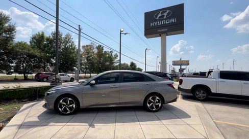 Used 2023 Hyundai Elantra SEL w/ Convenience Package image 3