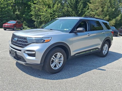 Used 2023 Ford Explorer XLT w/ Equipment Group 202A image 6