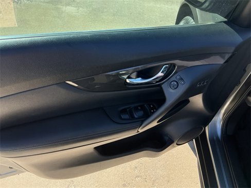 Used 2018 Nissan Rogue SV w/ Premium Package image 24