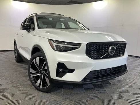 New 2025 Volvo XC40 B5 Plus w/ Protection Package Premier image 41