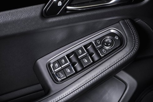 Certified 2025 Porsche Macan Turbo image 26
