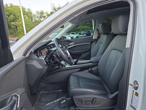 Used 2021 Audi e-tron Premium w/ Convenience Plus Package image 27