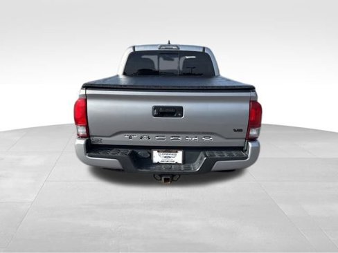 Used 2017 Toyota Tacoma SR image 8