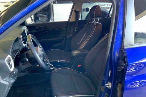 Used 2023 Hyundai Venue Limited image 7