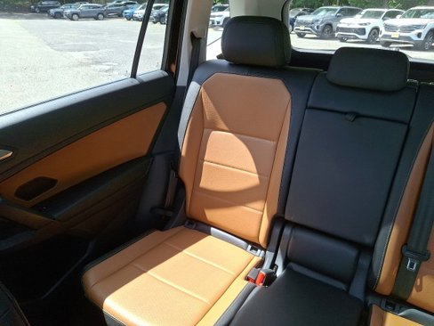 Used 2019 Volkswagen Tiguan SE w/ Panoramic Sunroof Package image 18