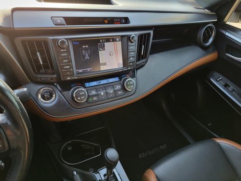 Used 2018 Toyota RAV4 SE image 24