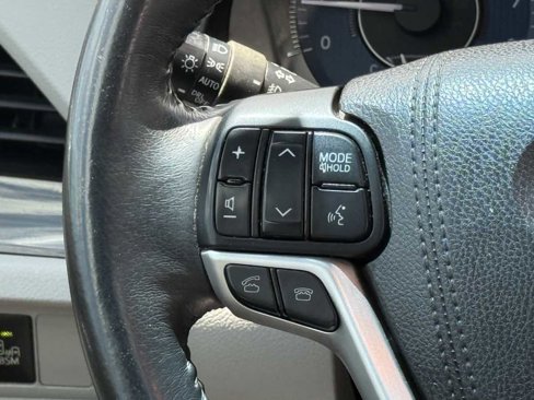 Used 2017 Toyota Sienna XLE image 28