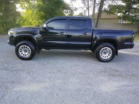 Used 2021 Toyota Tacoma Limited image 2