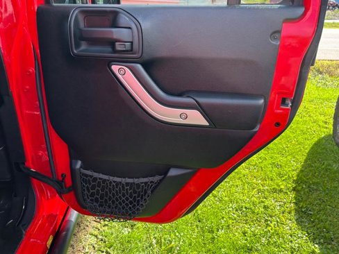 Used 2016 Jeep Wrangler Unlimited Rubicon w/ Connectivity Group image 19