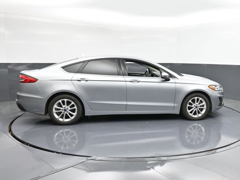 Used 2020 Ford Fusion SE image 9