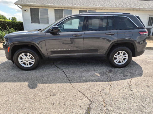 Used 2023 Jeep Grand Cherokee Laredo image 4