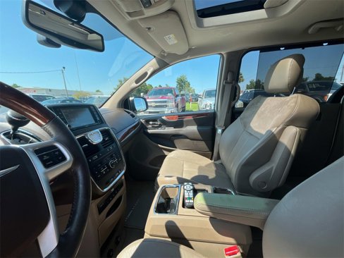 Used 2014 Chrysler Town & Country Limited w/ Luxury Group image 10