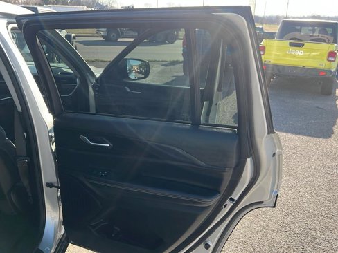 Used 2023 Jeep Grand Cherokee L Laredo image 15