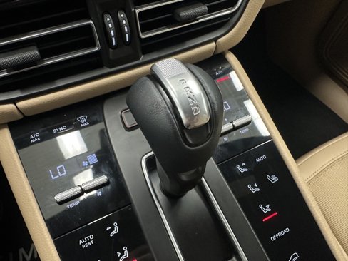 Used 2022 Porsche Macan image 31