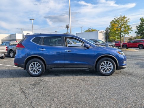Used 2017 Nissan Rogue SV w/ SV Premium Package image 2