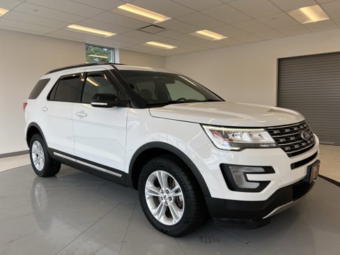 Used 2017 Ford Explorer XLT image 49