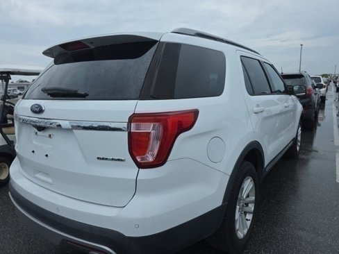 Used 2016 Ford Explorer XLT image 2