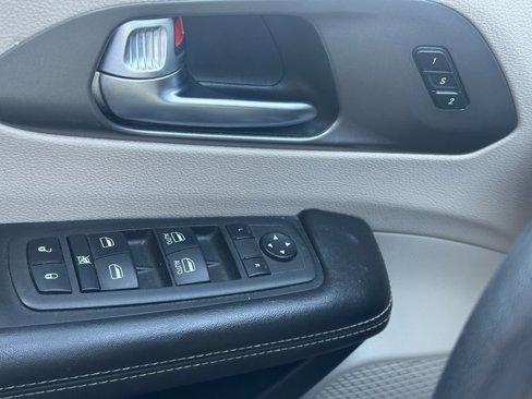 Used 2022 Chrysler Pacifica Touring-L image 33
