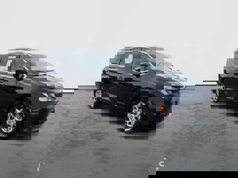 Used 2022 Chrysler Voyager LX image 2