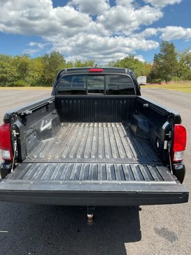 Used 2017 Toyota Tacoma TRD Sport image 5