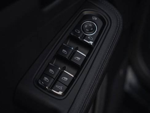 Certified 2025 Porsche Macan image 23