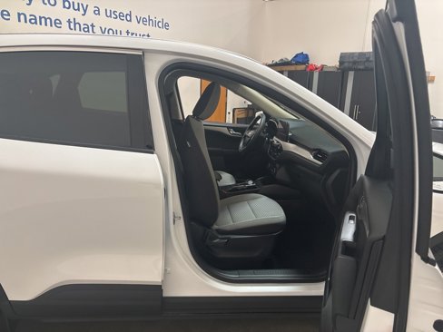Used 2020 Ford Escape SE image 18