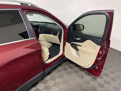 Used 2019 Jeep Cherokee Latitude w/ Cold Weather Group image 33
